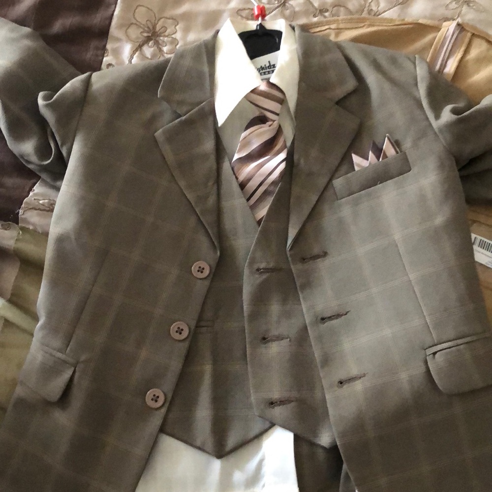 5-piece boys suit khaki/taupe/brn sz4 good cond.